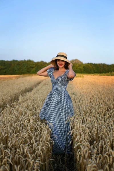 Retrato vertical de uma jovem bonita mulher-coquete contra o b — Fotografia de Stock