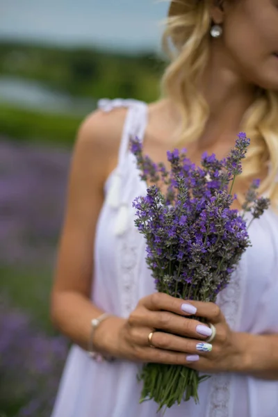 Foto closeup vertical de um buquê de lavanda em mãos femininas — Fotografia de Stock