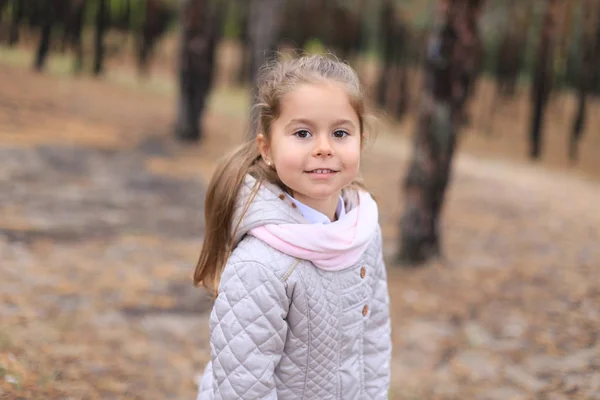 Foto horizontal de una chica en un paseo por el bosque — Foto de Stock