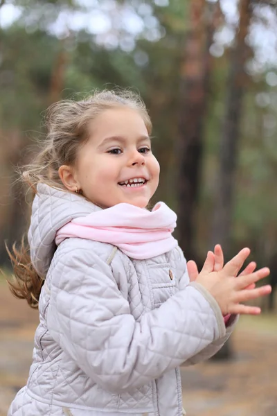 Vertikales Foto eines Mädchens, das vor Vergnügen klatscht und lacht — Stockfoto