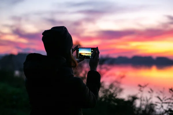 Horizontales Foto eines Mädchens mit einem Handy auf dem Hintergrund eines b — Stockfoto