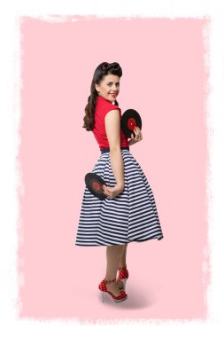 Pembe sırtında duran esmer bir kızın dikey fotoğrafı.