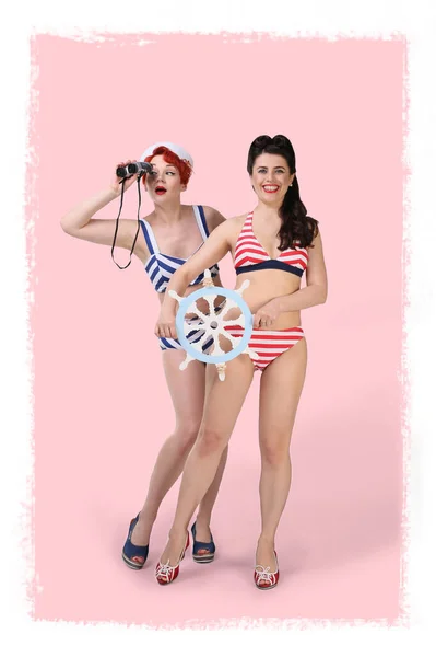 Foto vertical de meninas pin-up em um fundo rosa — Fotografia de Stock