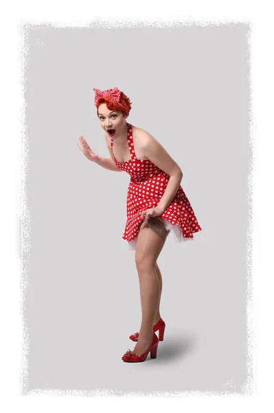 Verticale foto op grijze achtergrond pin-up meisje in polka dot jurk — Stockfoto