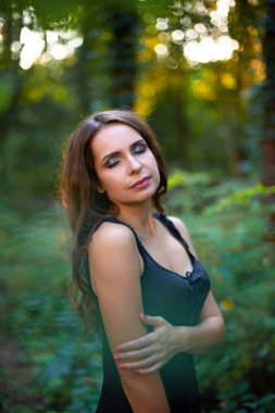 Yarım yamalak duran güzel bir kadının dikey fotoğrafı.