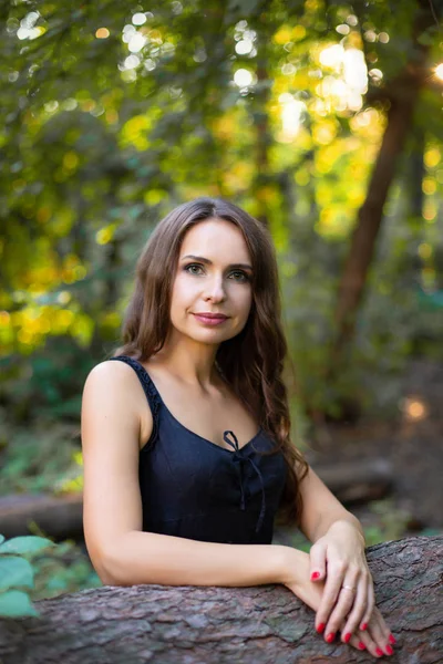 Retrato vertical de una joven morena mujer europea en un para —  Fotos de Stock