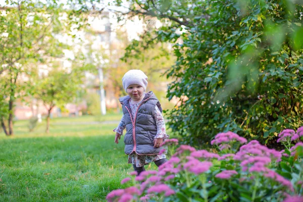Horisontellt foto av en liten flicka på en bakgrund av naturen i e — Stockfoto