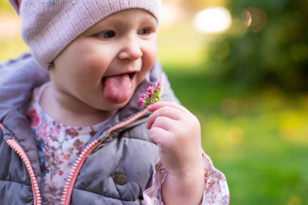 Horisontellt foto av en liten flicka som vill smaka lite fl — Stockfoto