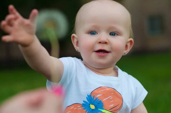 Enfant, fille, petite fille, à l'extérieur, drôle, joli, drôle, amusant, j — Photo