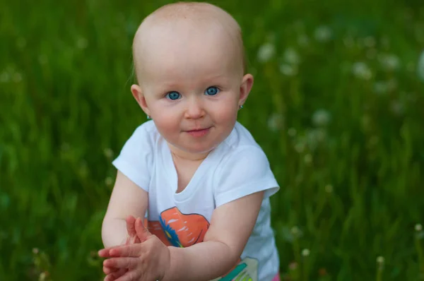 Foto horizontal de una niña con ojos azules sobre un fondo —  Fotos de Stock