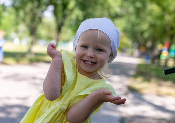 Photo de gros plan horizontal d'une petite fille gaie — Photo