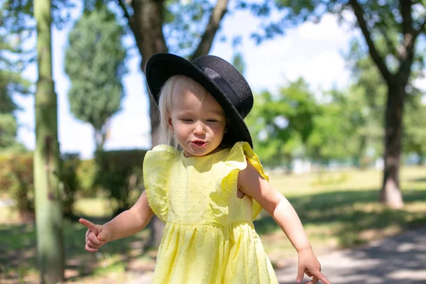 Horizontaal close-up foto van een klein meisje die loopt in haar moeder — Stockfoto
