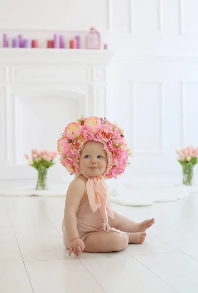 Foto vertical de cerca de una niña pequeña en una corona en su cabeza — Foto de Stock