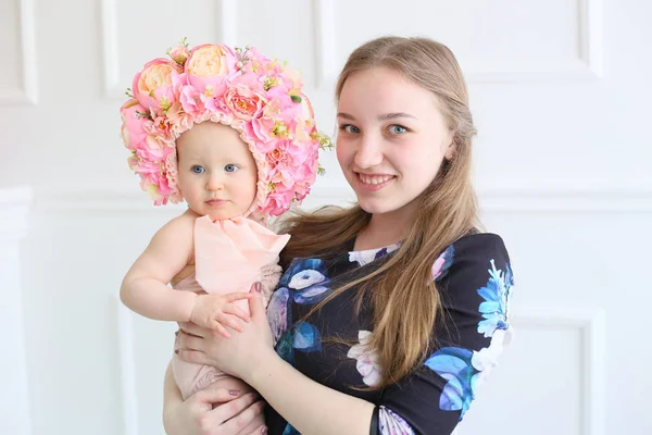 Horizontales Porträt eines jungen Mädchens mit einer kleinen Schwester in der Hand — Stockfoto