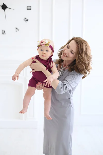 Foto vertical de uma jovem mãe com pequena filha em um brilho — Fotografia de Stock