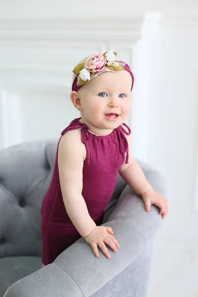 Foto vertical de um bebê sorridente em um estúdio brilhante — Fotografia de Stock