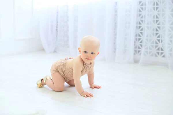 Foto horizontal close-up de um bebê em um estúdio brilhante perto do — Fotografia de Stock