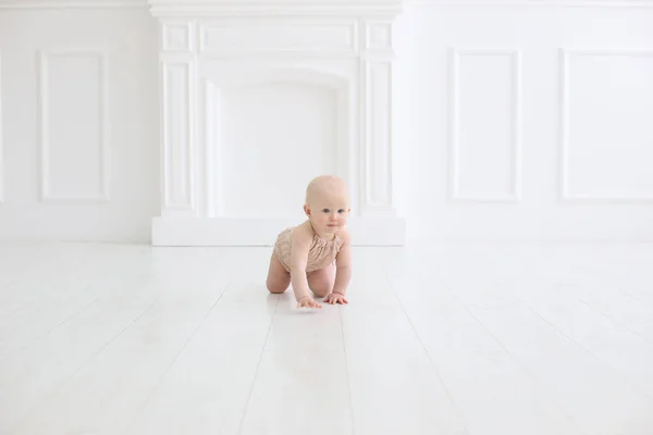 Foto horizontal de um bebê rastejando — Fotografia de Stock