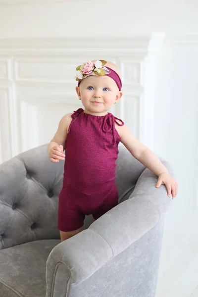 Foto vertical de un bebé de seis meses con una corona en la cabeza — Foto de Stock