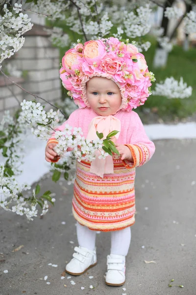 Vertical close-up photo of a little girl in a pink dress with a — 图库照片