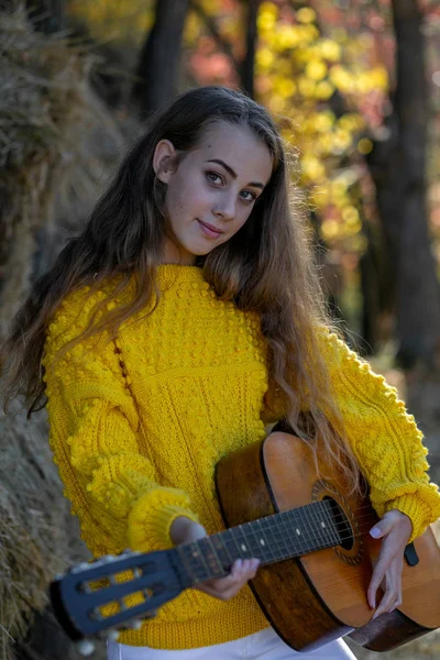 Vertical closeup portrait of a young girl with a guitar — Stock Photo, Image