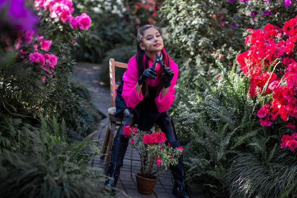 Niña Jardinero Suéter Brillante Descansando Una Silla Rodeada Sus Flores —  Fotos de Stock