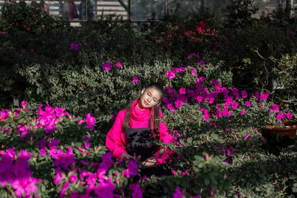 Młoda Dziewczyna Jasnym Swetrze Siedzi Otoczeniu Kwitnących Azalii — Zdjęcie stockowe