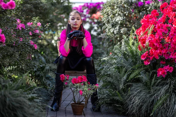 Ung Florist Flicka Vilar Från Jobbet Omgiven Blommande Azaleor — Stockfoto
