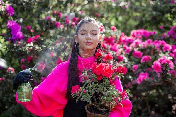 Ung Långhårig Flicka Ljus Tröja Strössel Blommor — Stockfoto