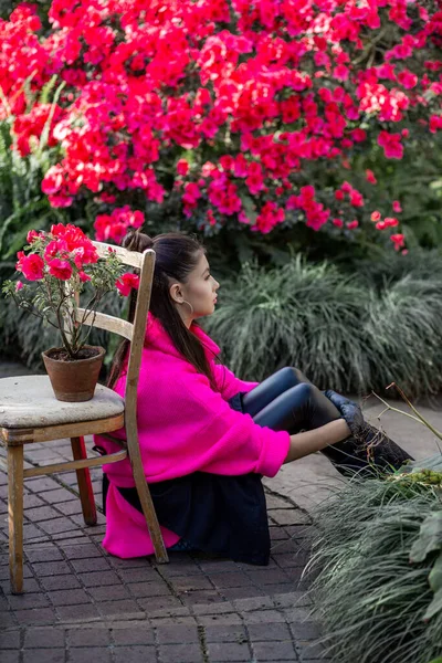 Jovem Sentada Chão Jardim Botânico Cercado Por Azáleas Florescentes — Fotografia de Stock