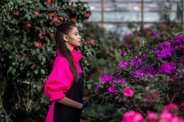 Menina Admira Azáleas Florescendo Jardim Botânico — Fotografia de Stock