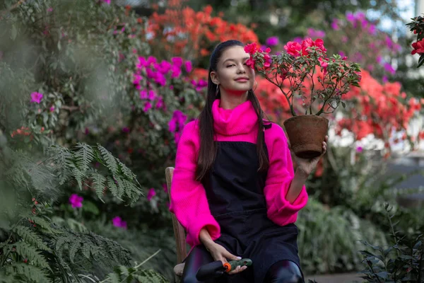 Ung Flicka Trädgårdsmästare Gärna Arbetar Med Blommande Azalea — Stockfoto