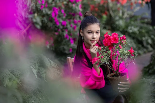 Jovem Menina Bonita Senta Uma Cadeira Com Azáleas Florescendo Suas — Fotografia de Stock