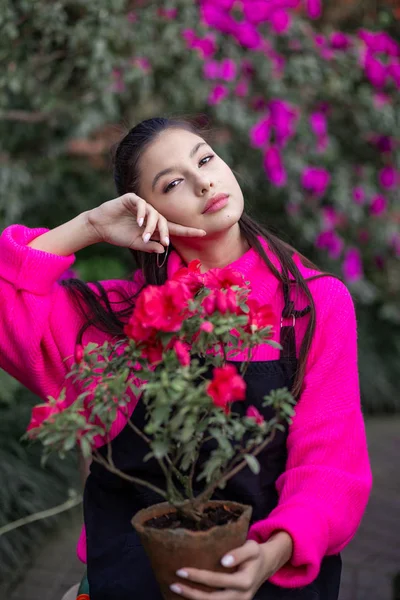 Fiatal Lány Pózol Egy Fotó Azálea Virágok Kezében — Stock Fotó