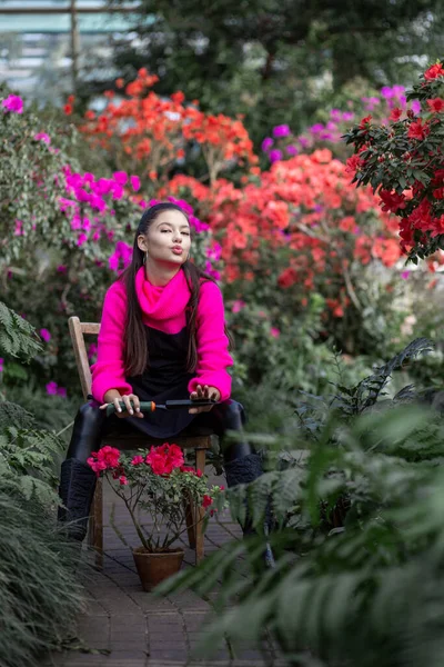 Jovem Menina Bonita Posando Uma Cadeira Jardim Botânico Florido — Fotografia de Stock