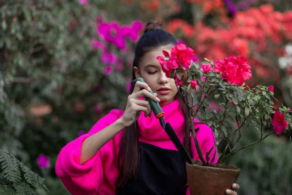 Young Girl Enjoys Caring Azalea Flowers Botanical Garden — Stock Photo, Image