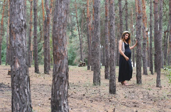 Mladá Těhotná Žena Zastavila Odpočinku Procházce Lesem — Stock fotografie