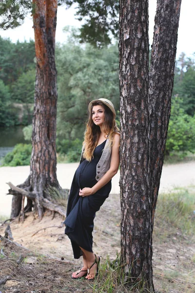 Mladá Těhotná Žena Zastavila Odpočinku Procházce Řeky — Stock fotografie