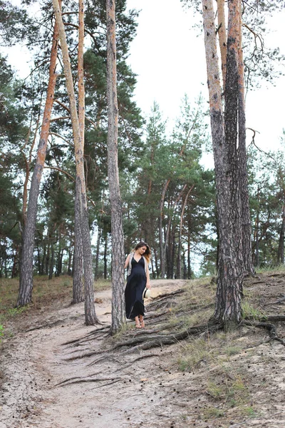 Foto Lontano Una Donna Incinta Una Passeggiata Nella Foresta — Foto Stock