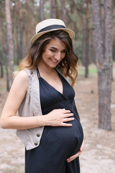 Schwangere Genießt Spaziergang Wald — Stockfoto