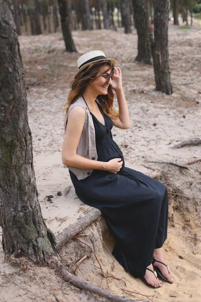 Pregnant Woman Enjoys Relaxing Walk Forest — Stock Photo, Image