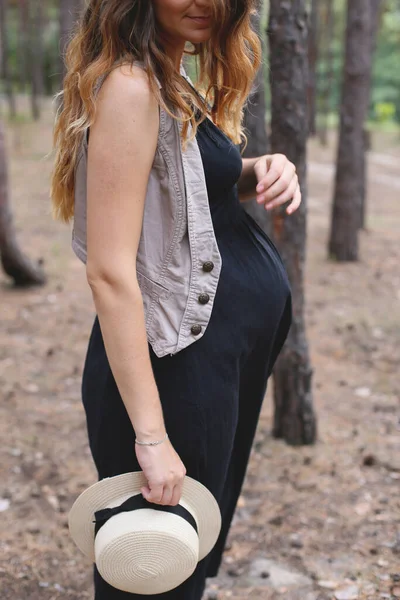 妊娠中の女性が森を歩き — ストック写真