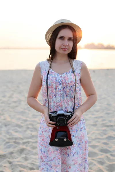 Young Pretty Brunette Stands Shore Camera Her Hands — Stock Photo, Image