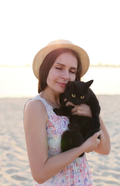 소녀가 해변에 고양이를 — 스톡 사진