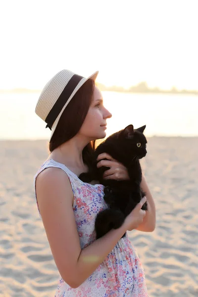 소녀가 회전을 해변에 고양이를 — 스톡 사진