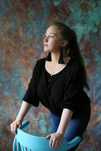 Menina Com Cabelo Loiro Longo Uma Blusa Preta Jeans Azul — Fotografia de Stock