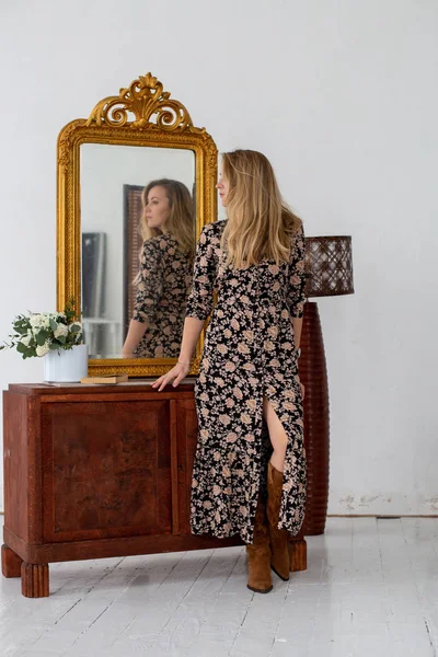 Mädchen Mit Langen Blonden Haaren Steht Vor Dem Spiegel Einem — Stockfoto