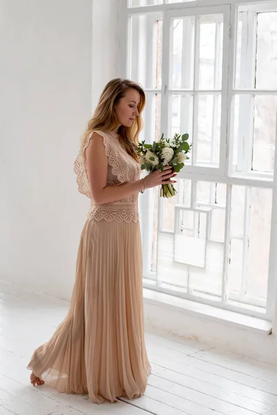 Mädchen Beigem Abendkleid Steht Fenster Mit Einem Strauß Weißer Hyazinthen — Stockfoto