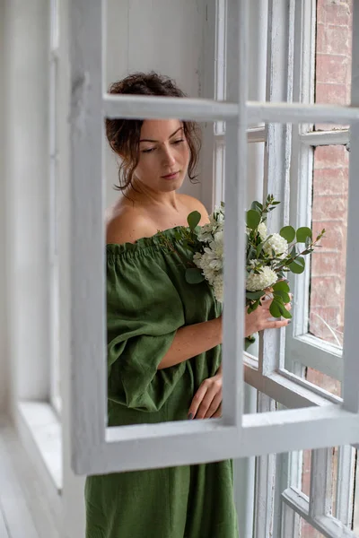 Schöne Mädchen Einem Grünen Kleid Mit Nackten Schultern Steht Nachdenklich — Stockfoto