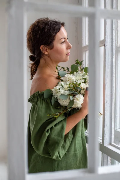 Menina Vestido Verde Com Buquê Jacintos Suas Mãos Fica Perto — Fotografia de Stock